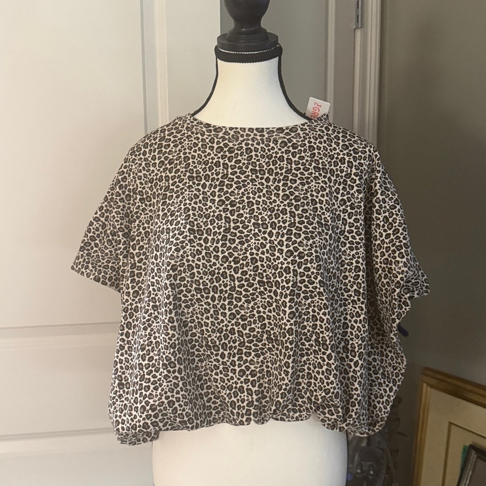 The GREII ladies, leopard print crewneck flowy sleeves, medium NWT - Picture 13 of 14